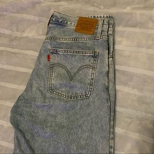 levi’s straight leg light wash